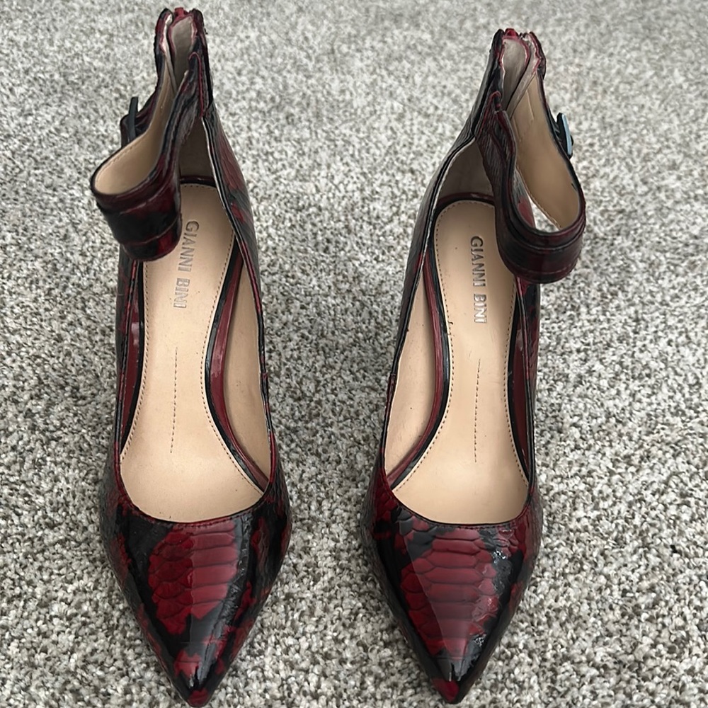 Gianni Bini Red/black heels with strap